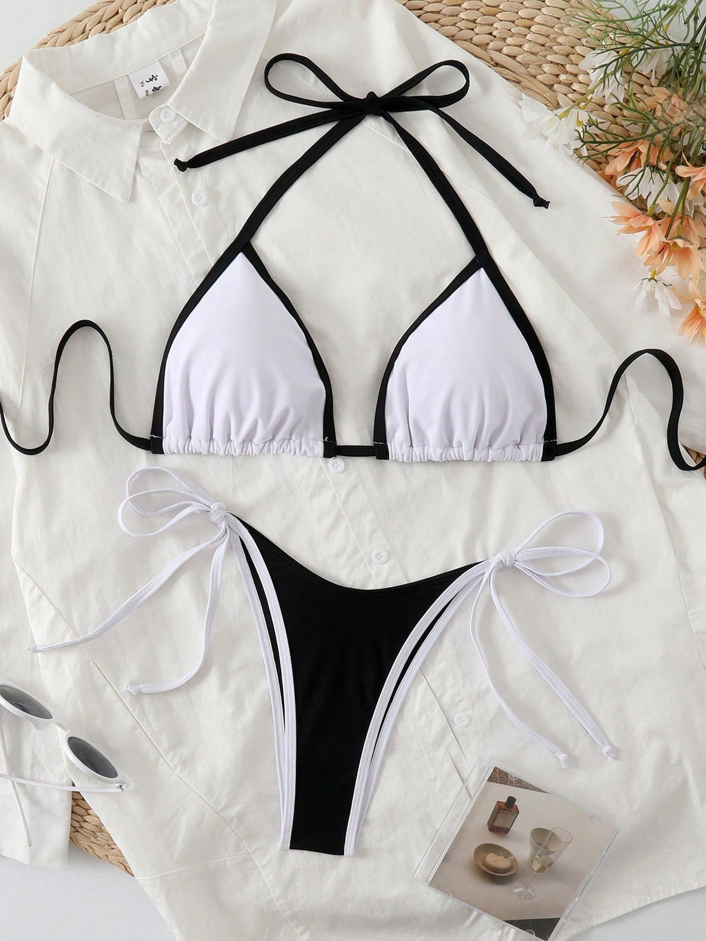 Amara | Triangle Bikini met Contrastzoom
