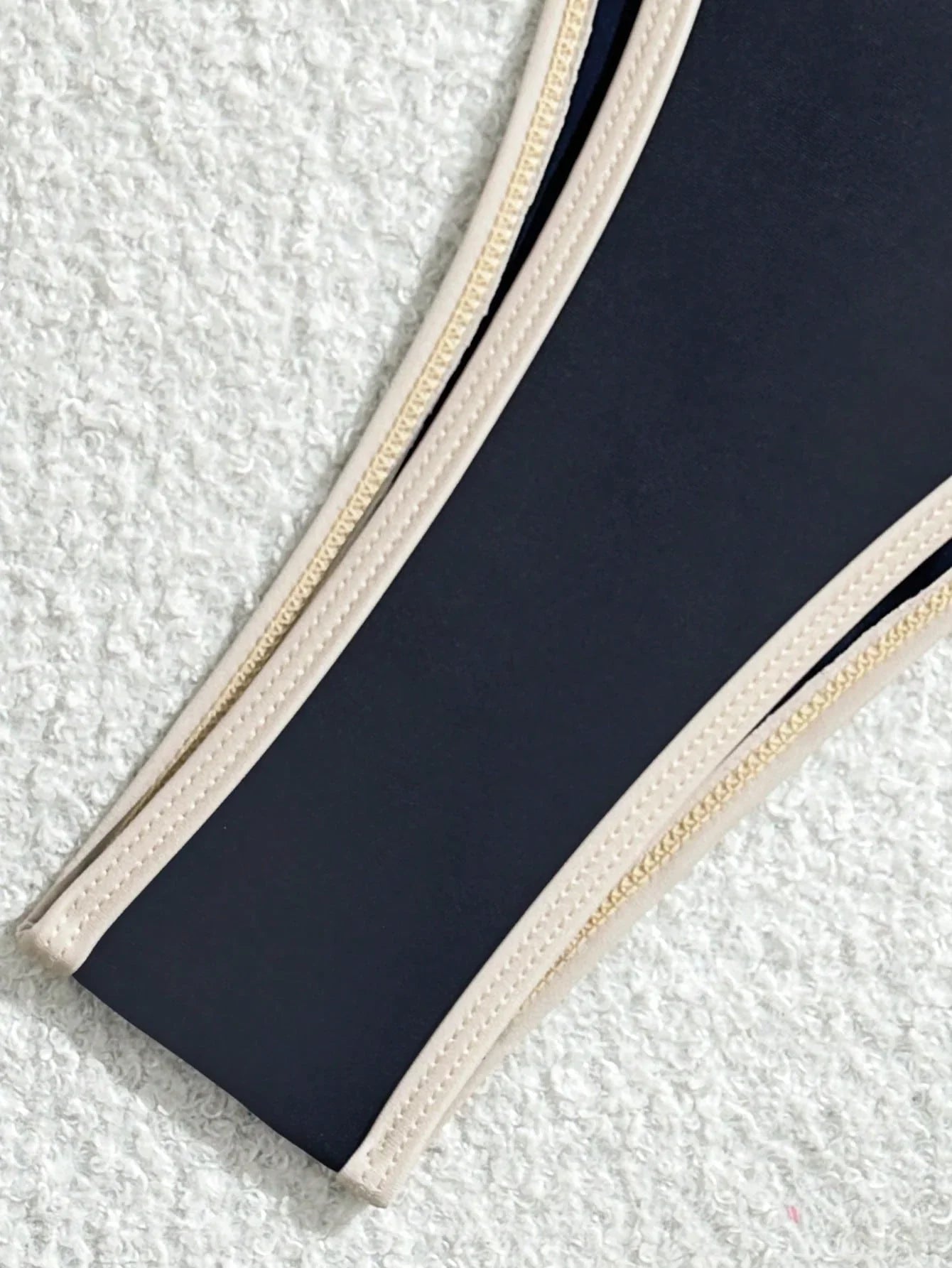 Amara | Triangle Bikini met Contrastzoom