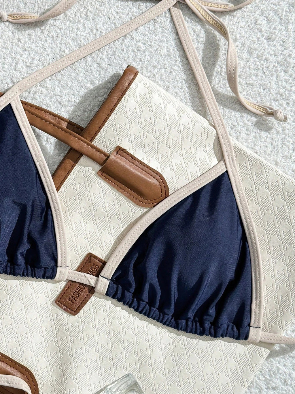 Amara | Triangle Bikini met Contrastzoom