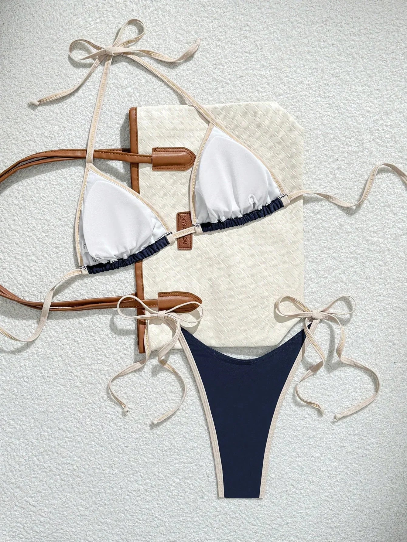 Amara | Triangle Bikini met Contrastzoom