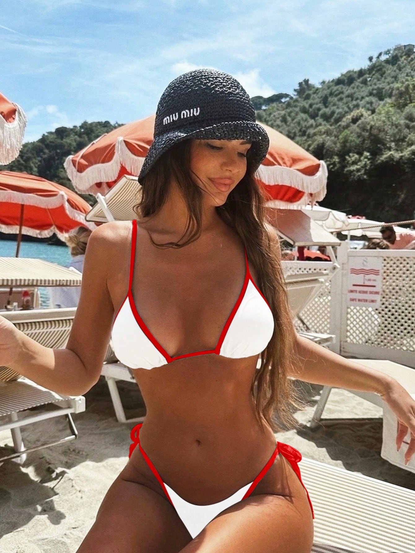 Amara | Triangle Bikini met Contrastzoom