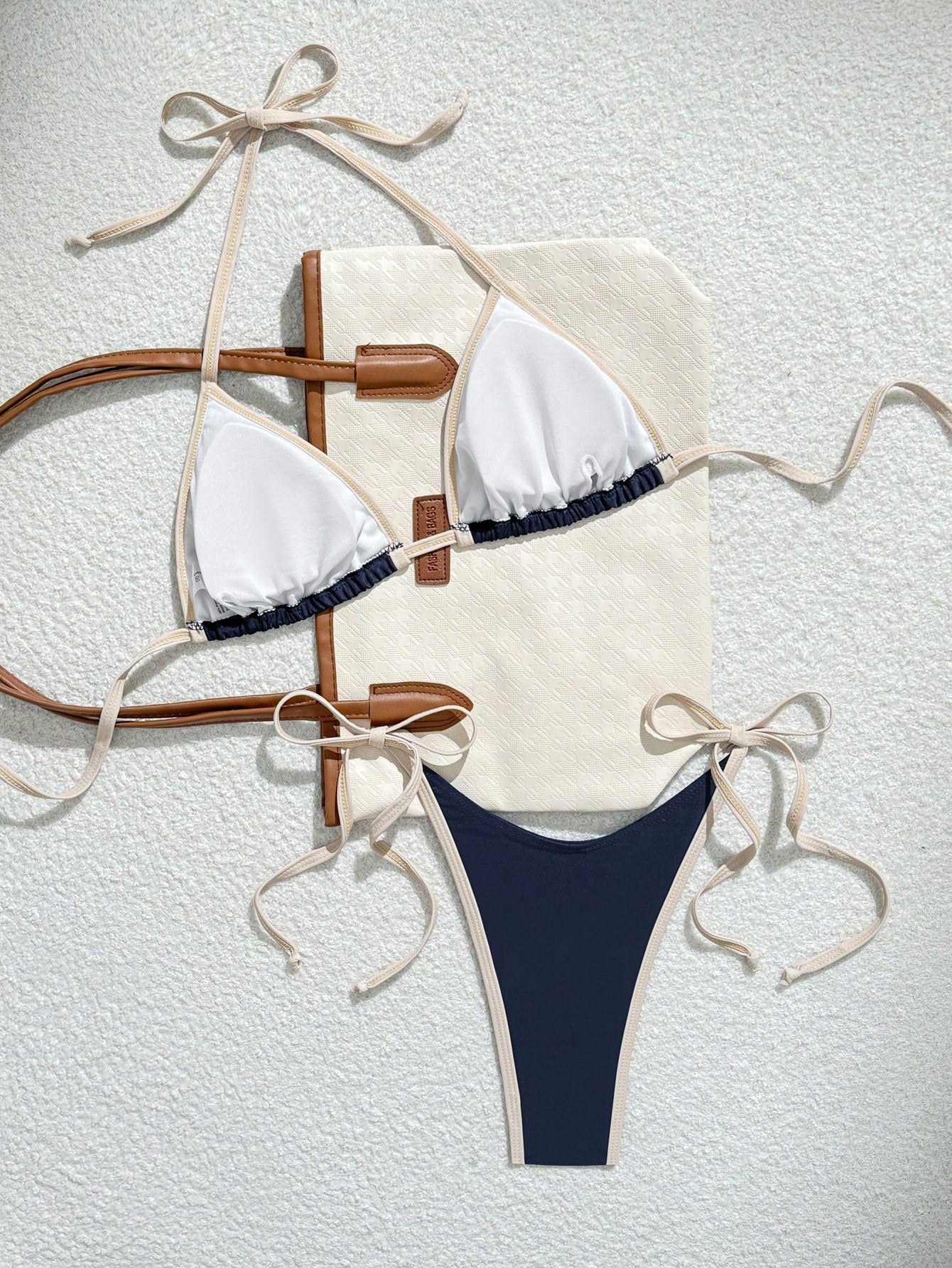 Amara | Triangle Bikini met Contrastzoom
