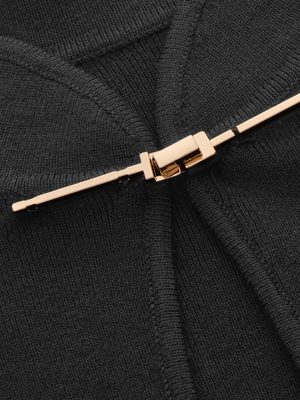 Amé | Maxi jurk met hoge hals en goudkleurig detail