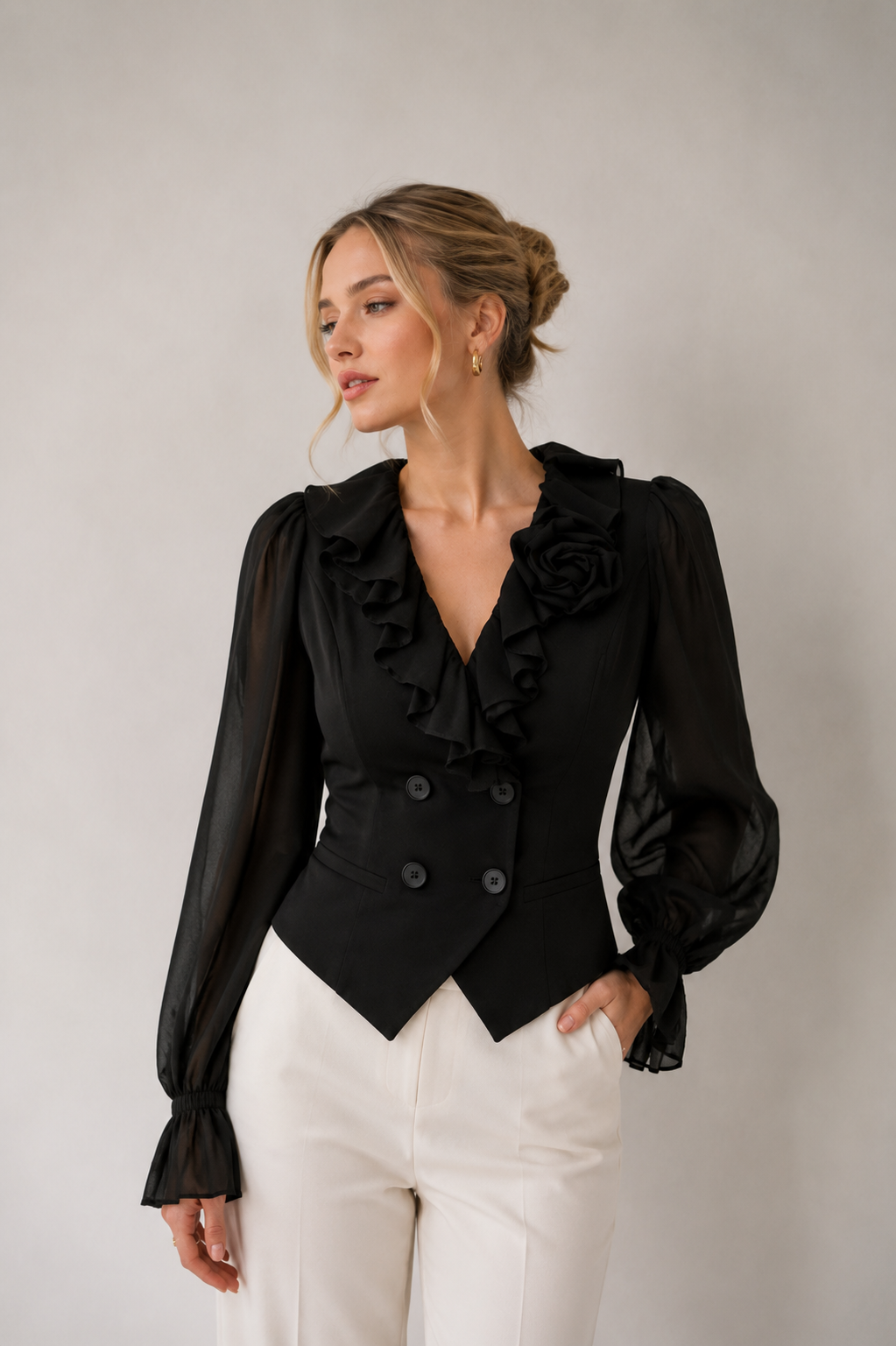Juliette | Blouse met ruches, bloemdetail en licht transparante mouwen