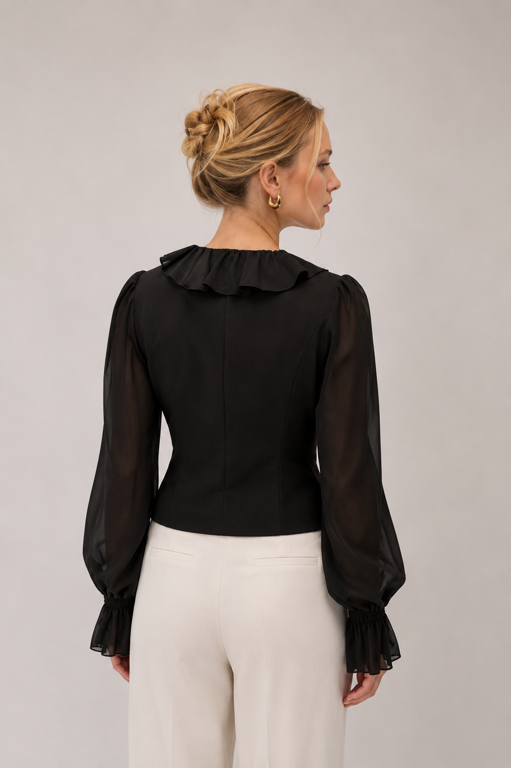 Juliette | Blouse met ruches, bloemdetail en licht transparante mouwen