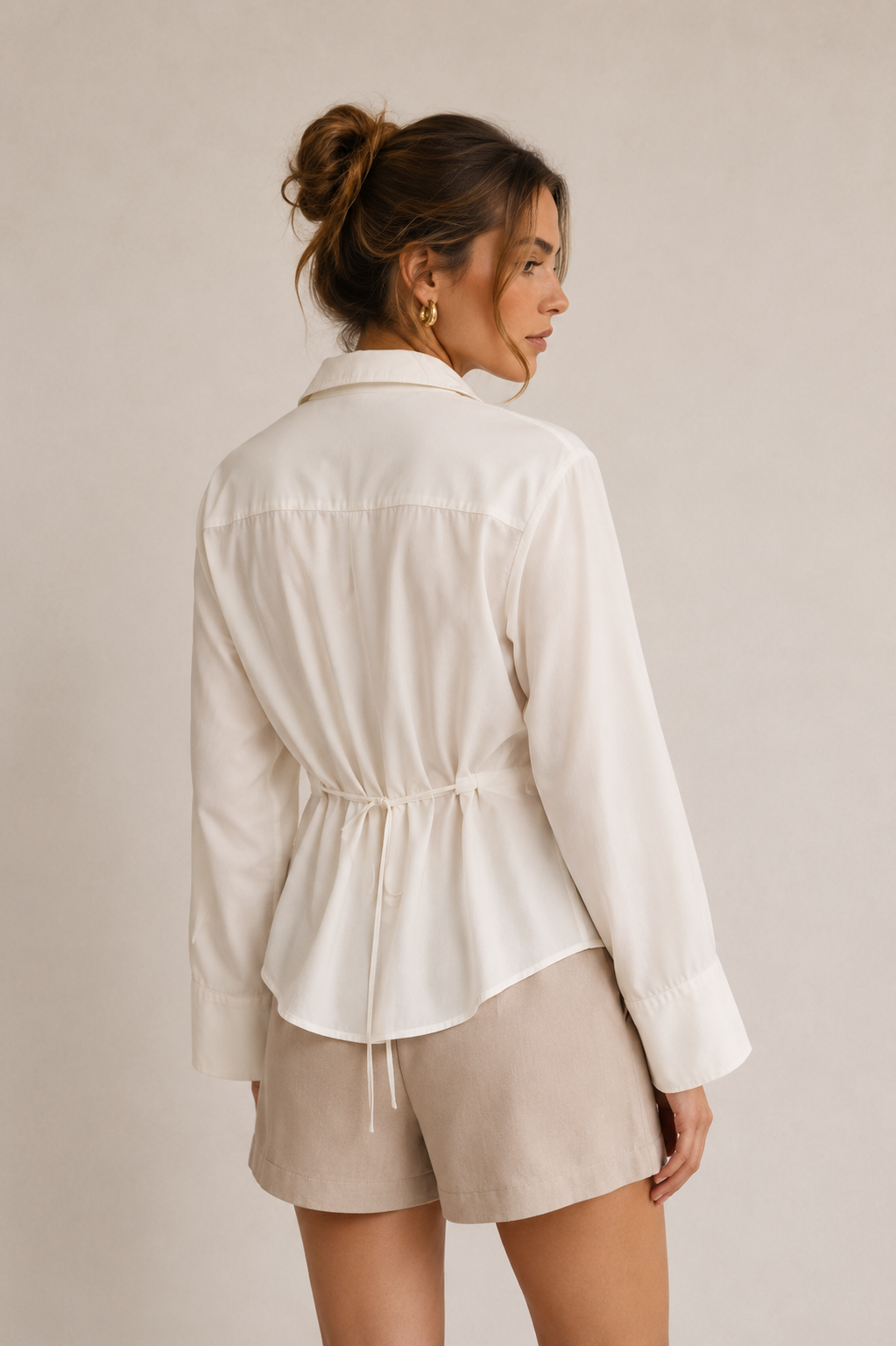 Eva | Blouse met v-hals en strikdetail op de rug