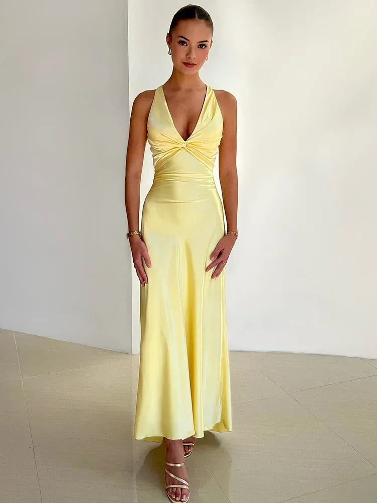 Isalyn | Satijnen maxi jurk met halter en twistdetail