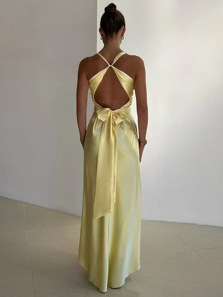 Isalyn | Satijnen maxi jurk met halter en twistdetail