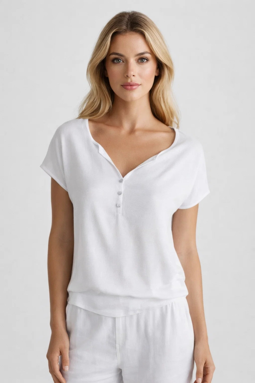 Charline | T-Shirt met V-Hals en Knoopdetail