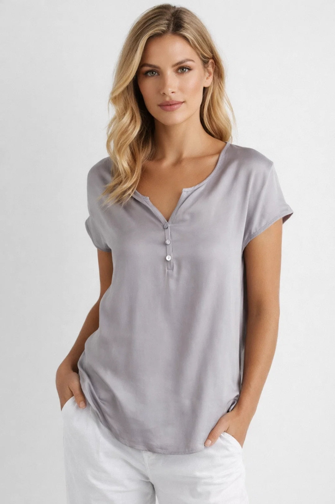 Charline | T-Shirt met V-Hals en Knoopdetail