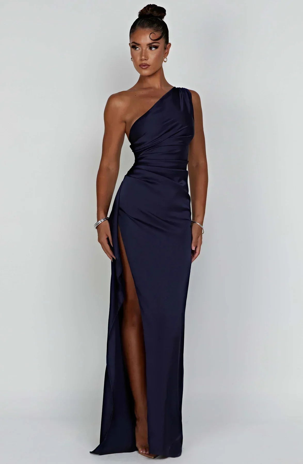 Vera | Satijnen one-shoulder maxi jurk met split