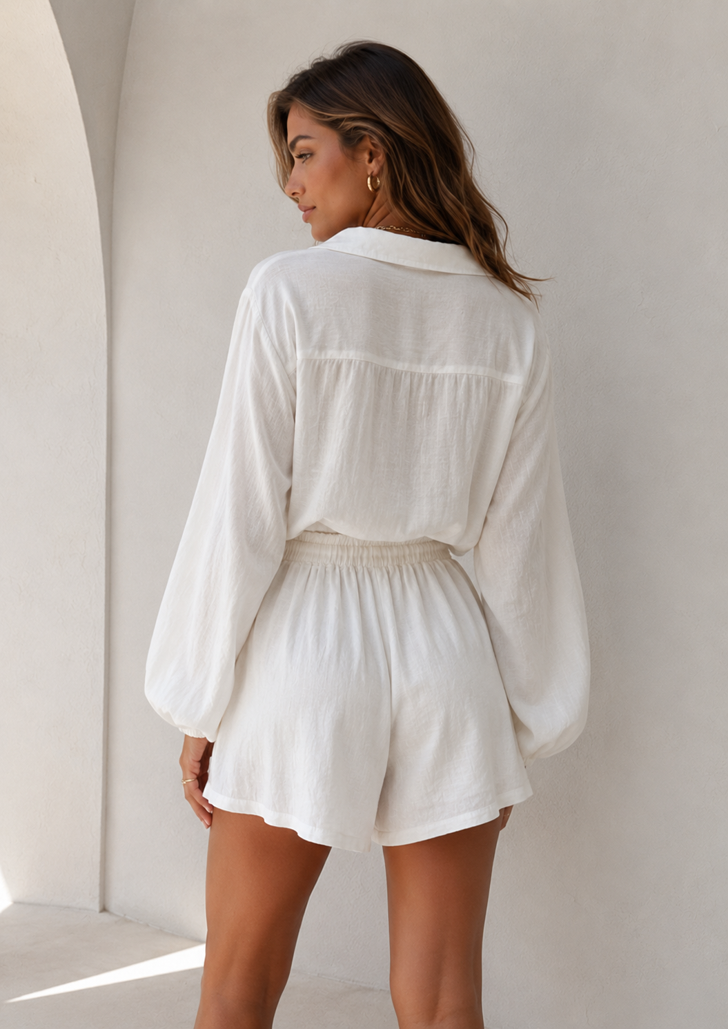 Dames co-ord set in crème met losvallende blouse en korte broek van luchtige stof, stijlvolle tweedelige zomerset voor een elegante en comfortabele uitstraling