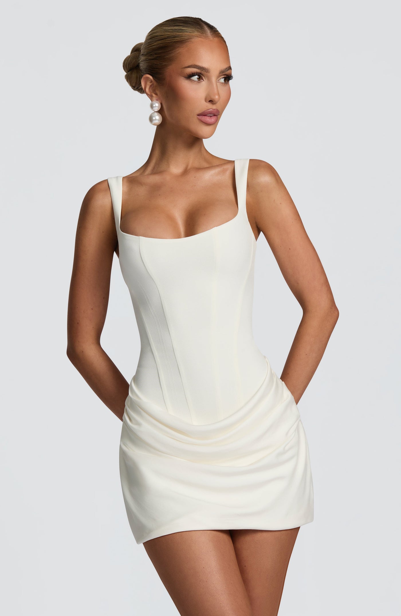 Carmen | Mini jurk met gestructureerd crêpe lijfje