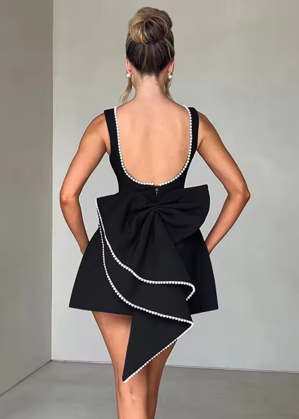Nadia | Mouwloze minijurk met parels en strik