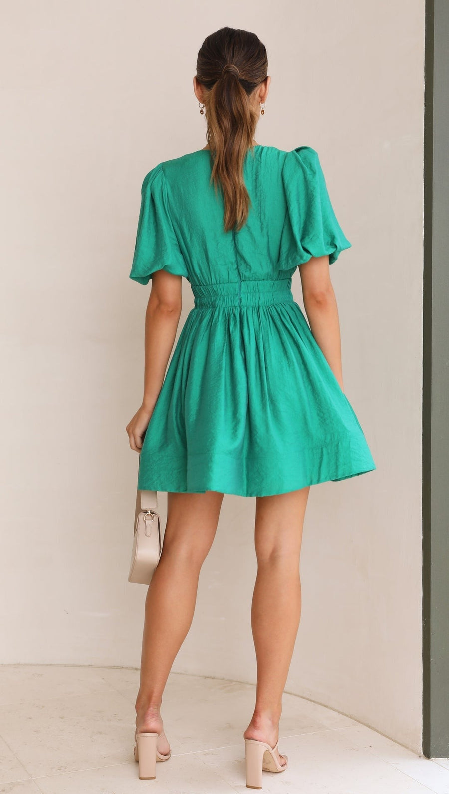 Lotte | V-hals minijurk met elastische taille
